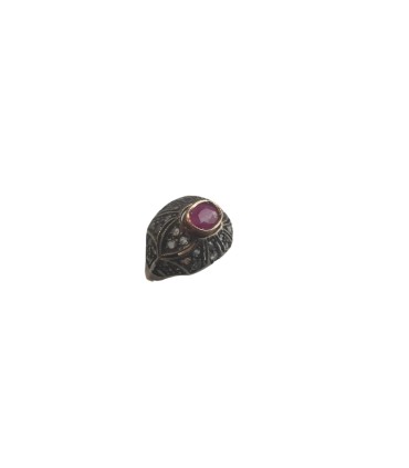 Anello in oro e argento con rubino centrale