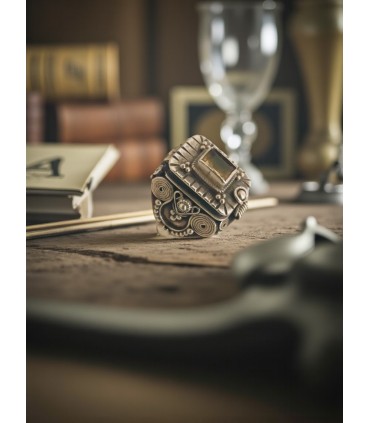 Splendido anello vintage con "portasegreto"