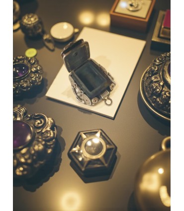 Splendido anello vintage con "portasegreto"