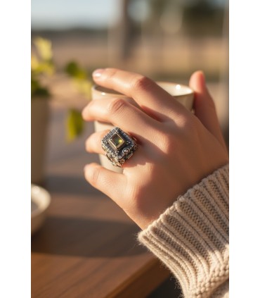 Splendido anello vintage con "portasegreto"