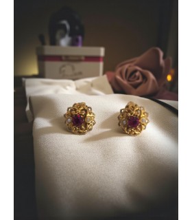 Piccoli orecchini a clip con cristallo rosso