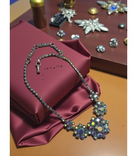 Collana color argento anni '50 con aurora boreali celesti