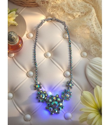 Collana color argento anni '50 con aurora boreali celesti