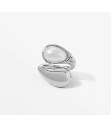 Anello in acciaio con perla. Outfit urban moderno
