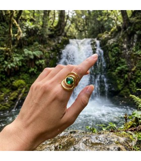 Anello in acciaio dorato e pietra verde
