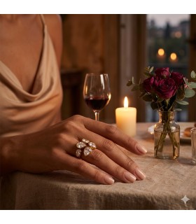 Raffinato ed elegante anello in acciaio dorato con strass
